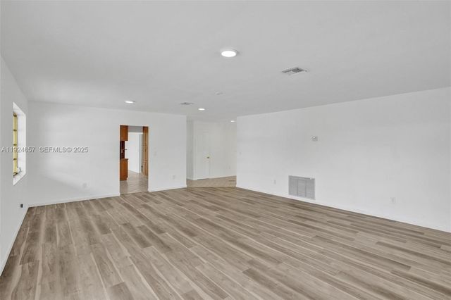 2371 NE 193rd St, Miami, FL 33180