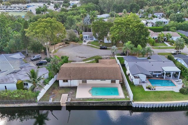 2371 NE 193rd St, Miami, FL 33180