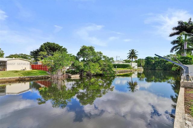 2371 NE 193rd St, Miami, FL 33180