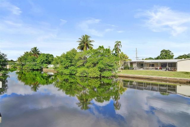 2371 NE 193rd St, Miami, FL 33180