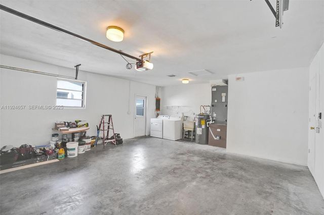 2371 NE 193rd St, Miami, FL 33180