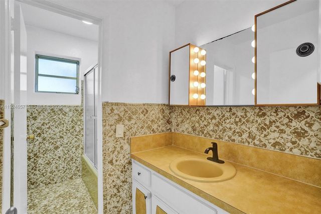 2371 NE 193rd St, Miami, FL 33180