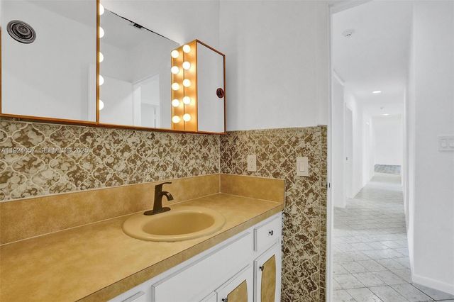 2371 NE 193rd St, Miami, FL 33180