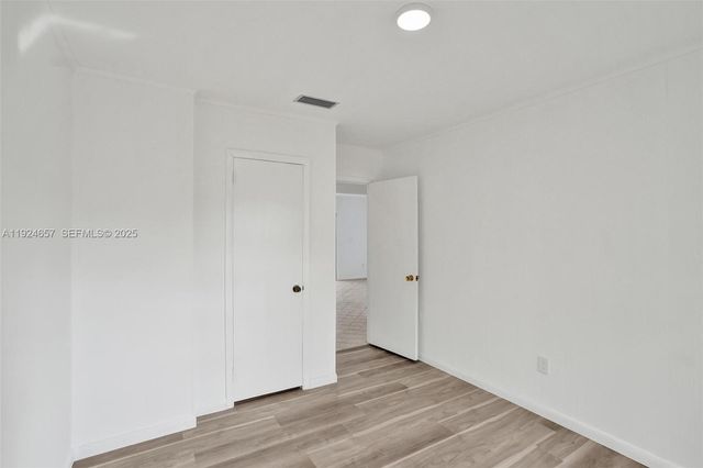 2371 NE 193rd St, Miami, FL 33180