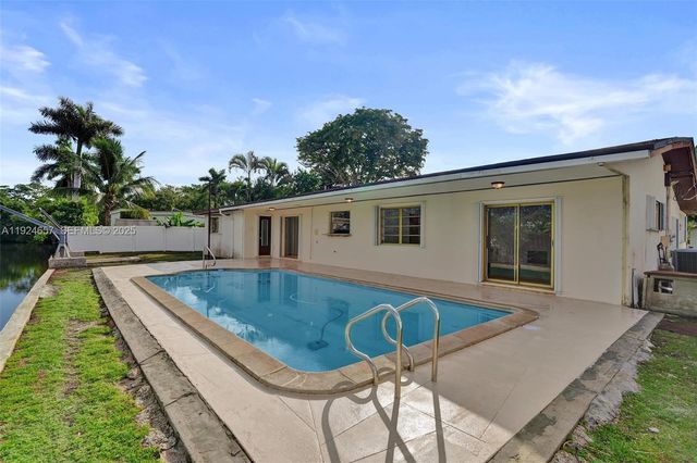 2371 NE 193rd St, Miami, FL 33180