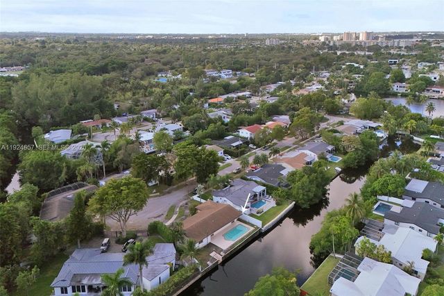 2371 NE 193rd St, Miami, FL 33180