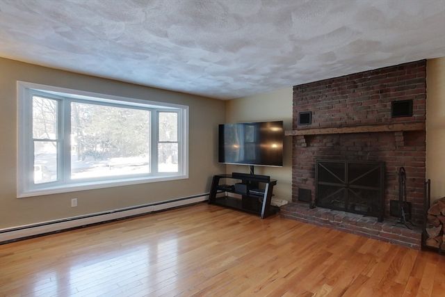 154 Townsend St, Pepperell, MA 01463