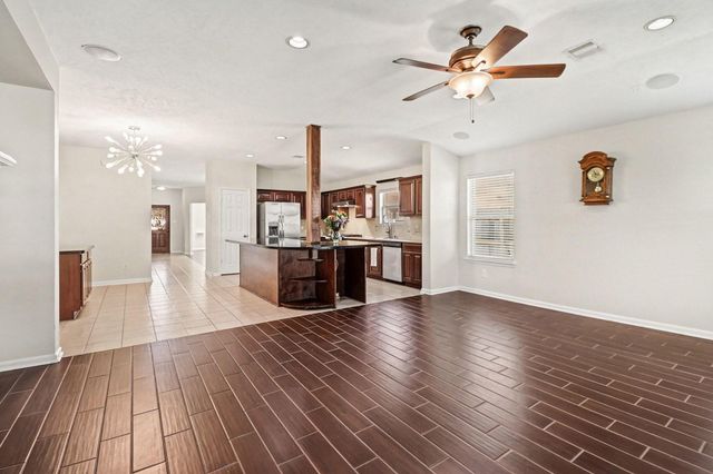 674 Fountain View Lane, League City, TX 77573