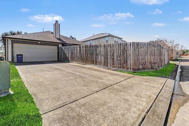 674 Fountain View Lane, League City, TX 77573