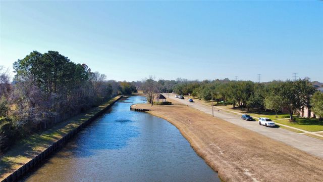 674 Fountain View Lane, League City, TX 77573