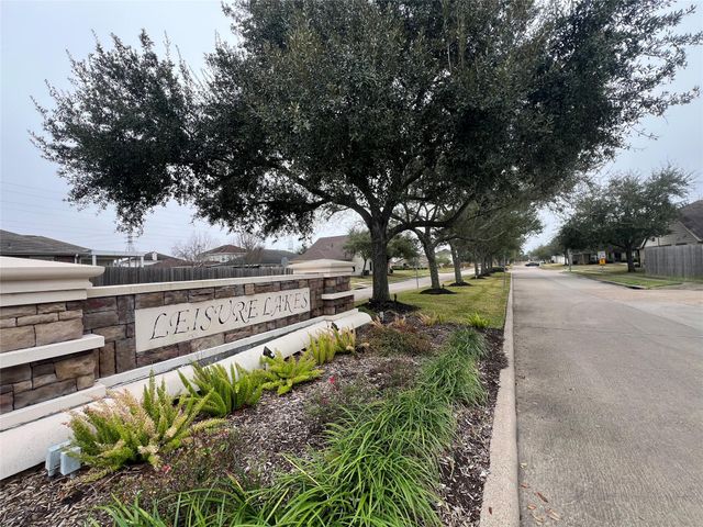 674 Fountain View Lane, League City, TX 77573