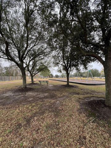 674 Fountain View Lane, League City, TX 77573