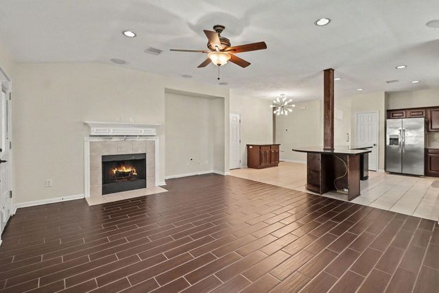 674 Fountain View Lane, League City, TX 77573