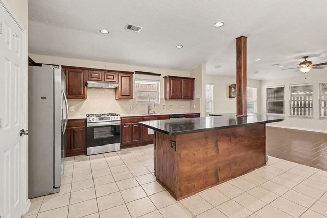 674 Fountain View Lane, League City, TX 77573