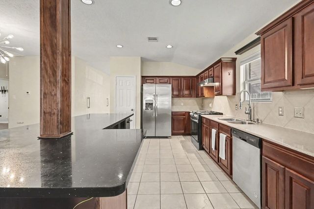 674 Fountain View Lane, League City, TX 77573