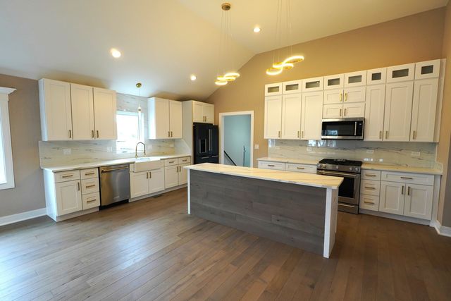 9615 S California Avenue, Evergreen Park, IL 60805