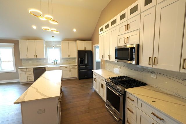 9615 S California Avenue, Evergreen Park, IL 60805