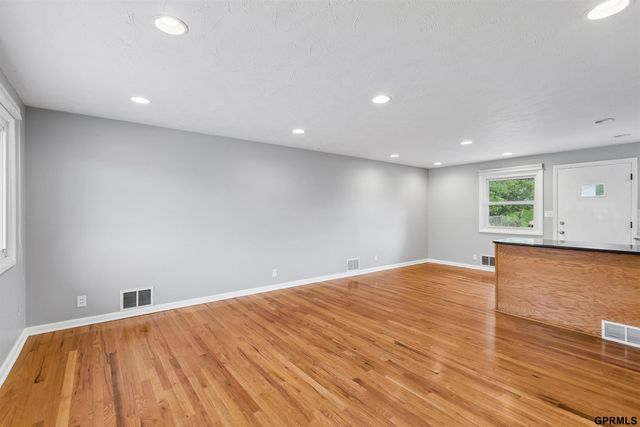 7744 Western Avenue, Omaha, NE 68114