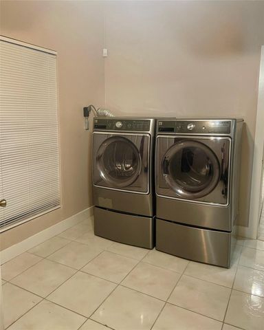 1909 Broadway Street UP, Galveston, TX 77550
