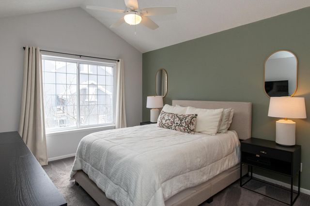 15665 24th Avenue N H, Plymouth, MN 55447