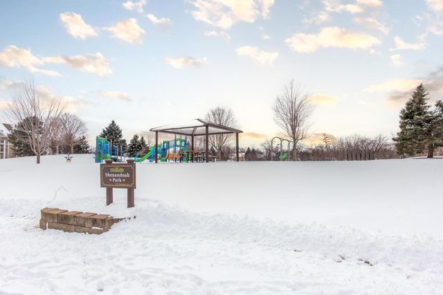 15665 24th Avenue N H, Plymouth, MN 55447