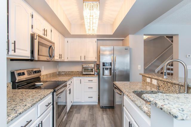 15665 24th Avenue N H, Plymouth, MN 55447