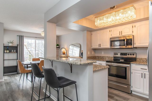 15665 24th Avenue N H, Plymouth, MN 55447