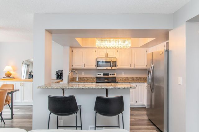 15665 24th Avenue N H, Plymouth, MN 55447