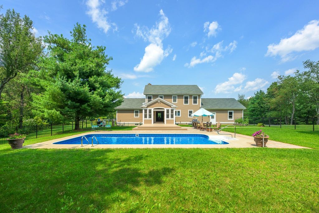 33 Wildflower Road, Kinderhook, NY 12106