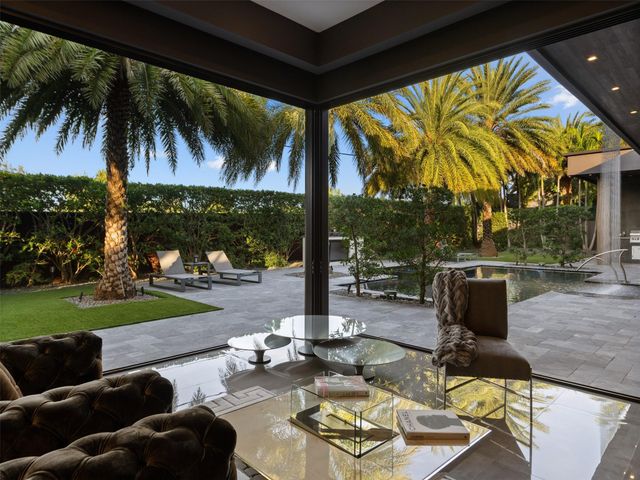 2213 NE 37th Dr, Fort Lauderdale, FL 33308