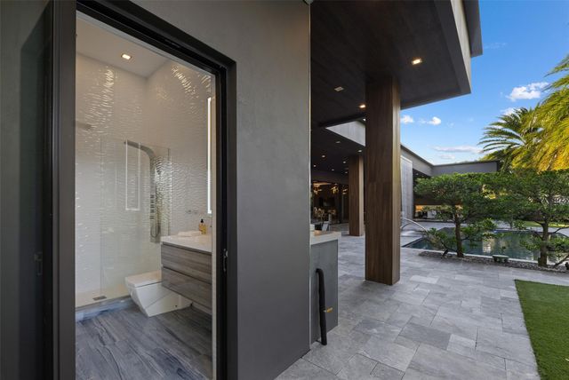 2213 NE 37th Dr, Fort Lauderdale, FL 33308