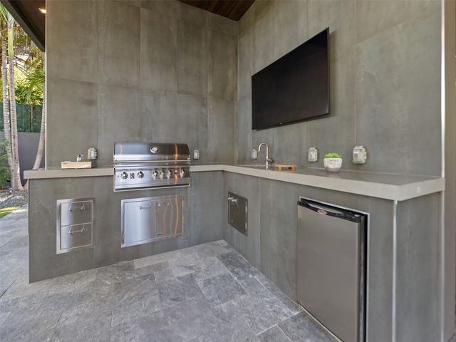 2213 NE 37th Dr, Fort Lauderdale, FL 33308