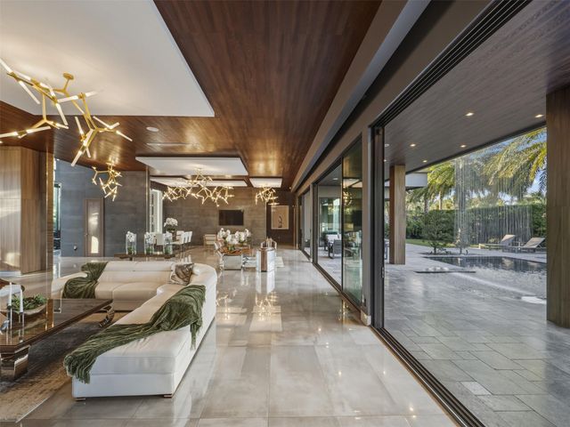 2213 NE 37th Dr, Fort Lauderdale, FL 33308