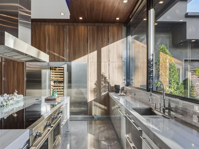 2213 NE 37th Dr, Fort Lauderdale, FL 33308