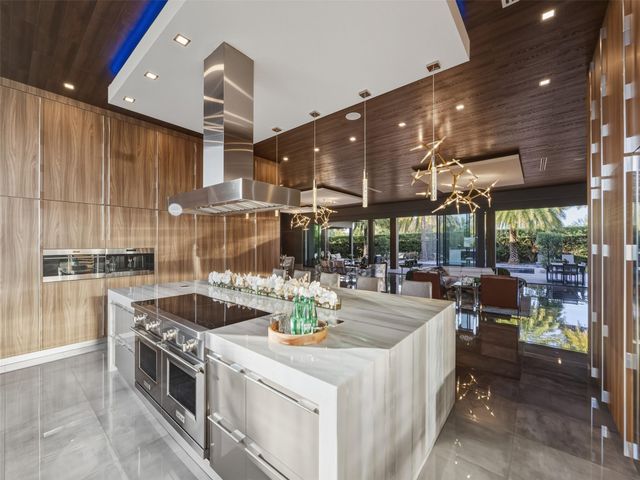 2213 NE 37th Dr, Fort Lauderdale, FL 33308