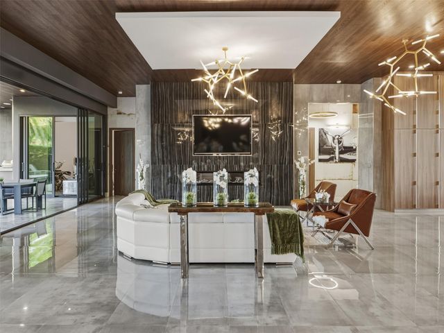 2213 NE 37th Dr, Fort Lauderdale, FL 33308