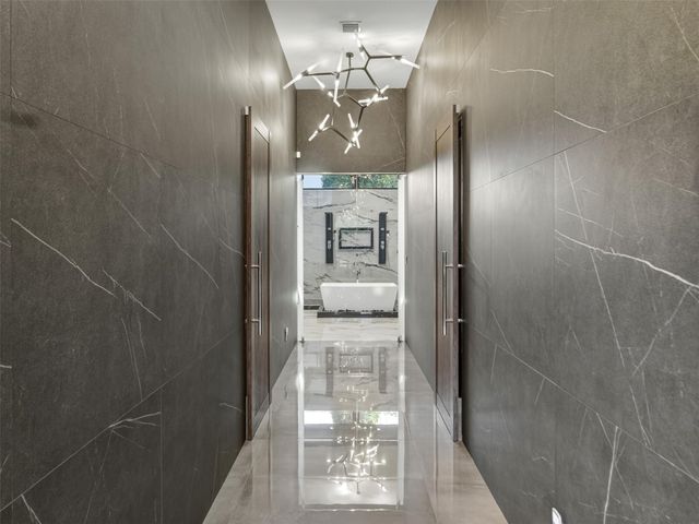 2213 NE 37th Dr, Fort Lauderdale, FL 33308