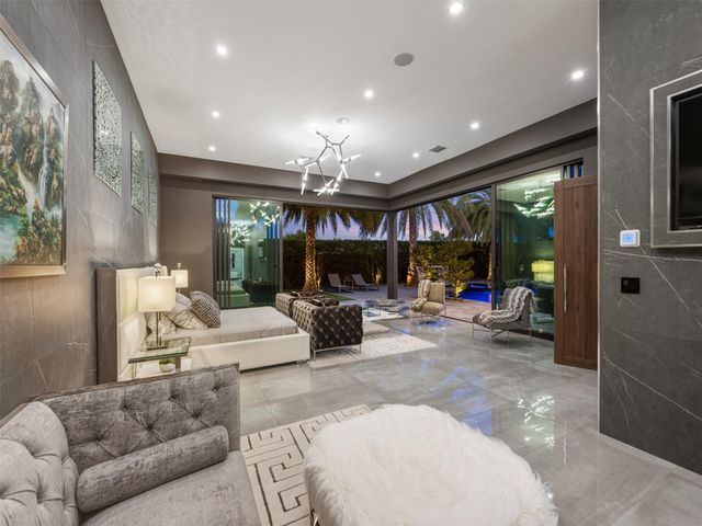 2213 NE 37th Dr, Fort Lauderdale, FL 33308