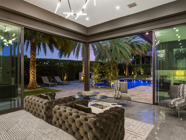 2213 NE 37th Dr, Fort Lauderdale, FL 33308