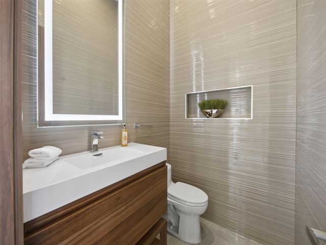 2213 NE 37th Dr, Fort Lauderdale, FL 33308