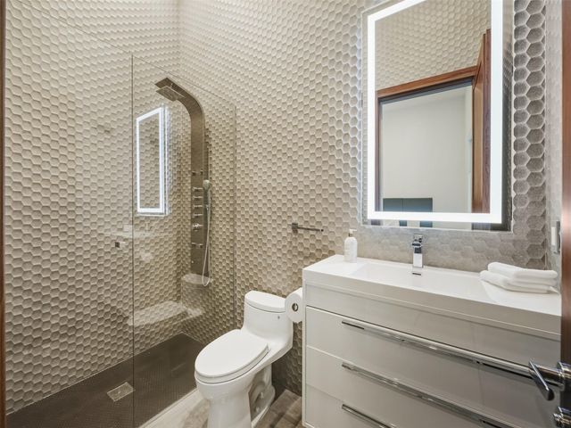 2213 NE 37th Dr, Fort Lauderdale, FL 33308