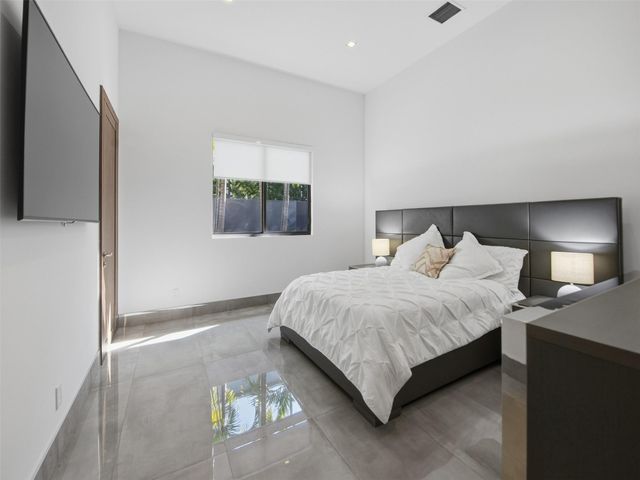 2213 NE 37th Dr, Fort Lauderdale, FL 33308