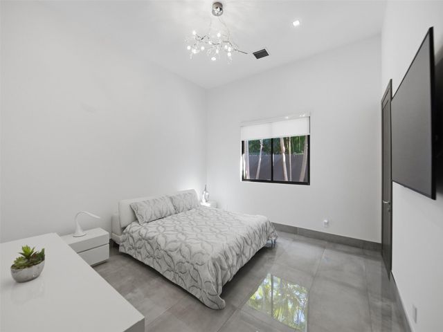 2213 NE 37th Dr, Fort Lauderdale, FL 33308