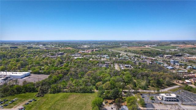 N Plainview Avenue, Fayetteville, AR 72703