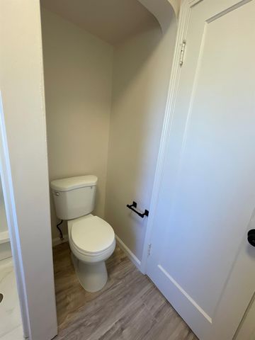 917 9th St, Turlock, CA 95380