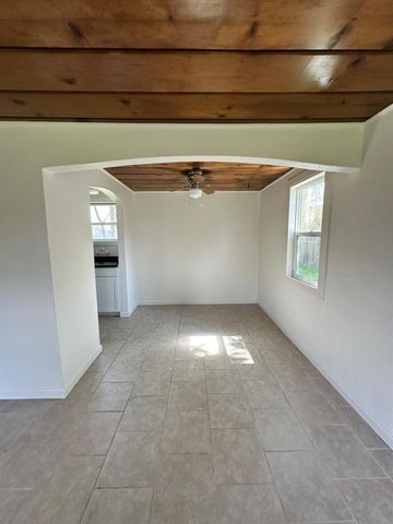 917 9th St, Turlock, CA 95380