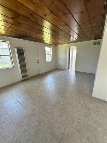 917 9th St, Turlock, CA 95380