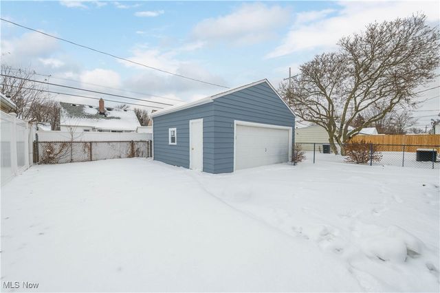 7424 Traymore Avenue, Brooklyn, OH 44144