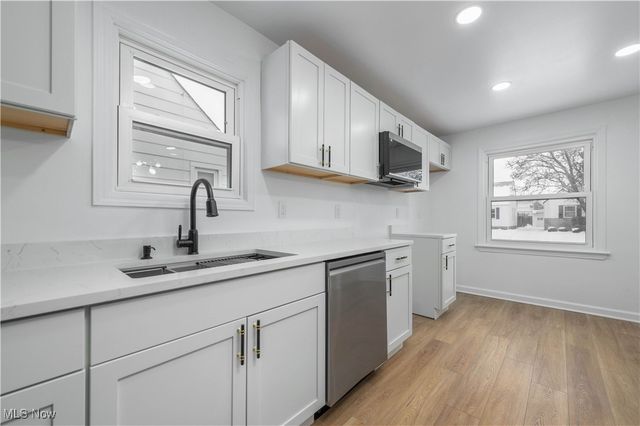 7424 Traymore Avenue, Brooklyn, OH 44144