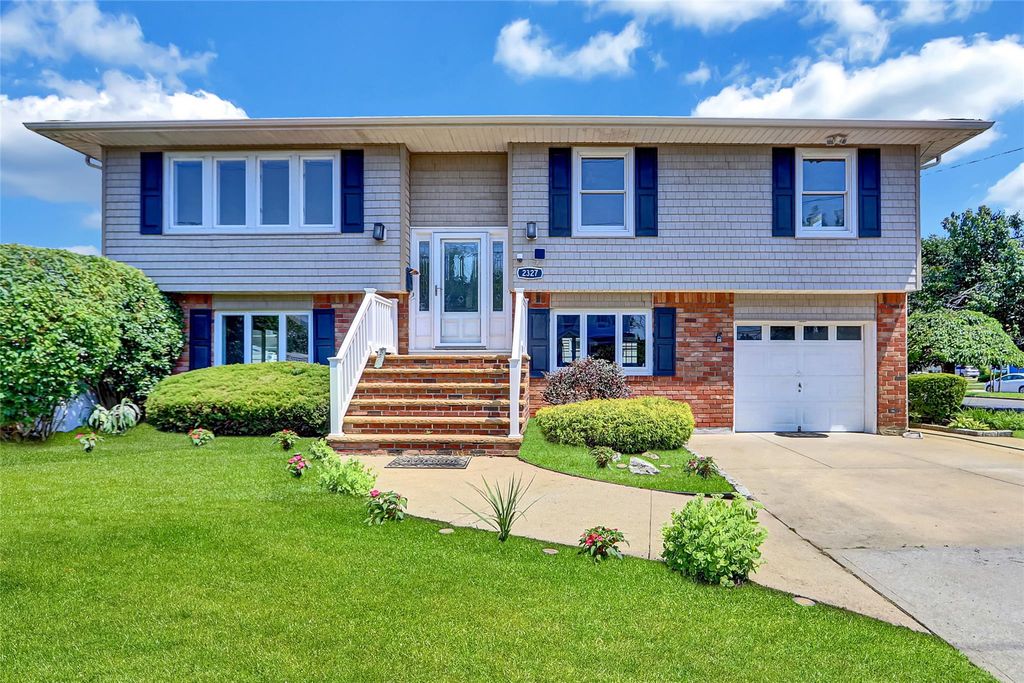 2327 Mattituck Avenue, Seaford, NY 11783